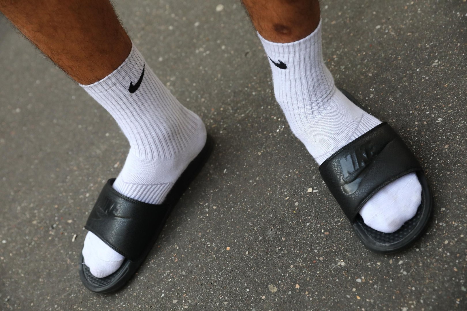 Apéro claquettes chausettes